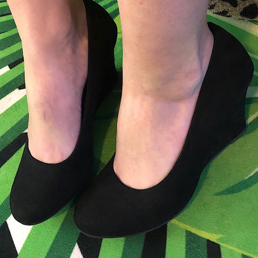 6 1/2 black Dexflex comfort wedge heels